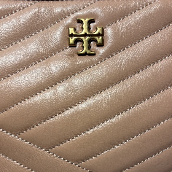 Tory Burch Kira Chevron Quilted Wristlet Clutch - Picture 2 of 7